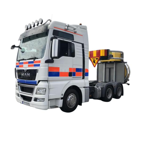 Lastbil med monterat battenburgmönster i orange och blå reflexvinyl – exempel på applicering för väghållning.