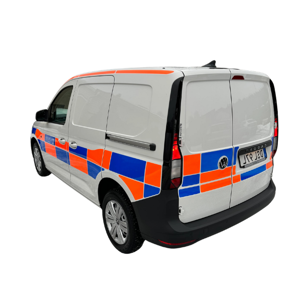 Battenburg på skåpbil sedd bakifrån – tydlig mönsterläsning för trafikanter.