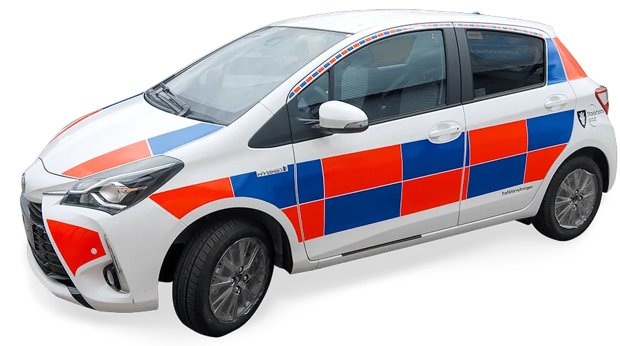 Tjänstefordon med tydlig Battenburg-profil – visuellt stöd i text om synlighet och hastighet i trafiken.